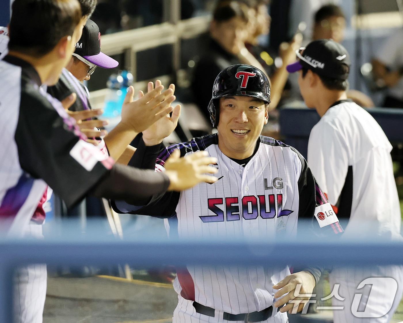 본문 이미지 - 6일 서울 송파구 잠실야구장에서 열린 '2024 신한 SOL 뱅크 KBO리그' 한화 이글스와 LG 트윈스의 경기, LG 김현수가 4회말 2사 2루에서 오지환의 적시 2루타 때 득점에 성공한 뒤 동료들과 기쁨을 나누고 있다. 2024.9.6/뉴스1 ⓒ News1 김진환 기자