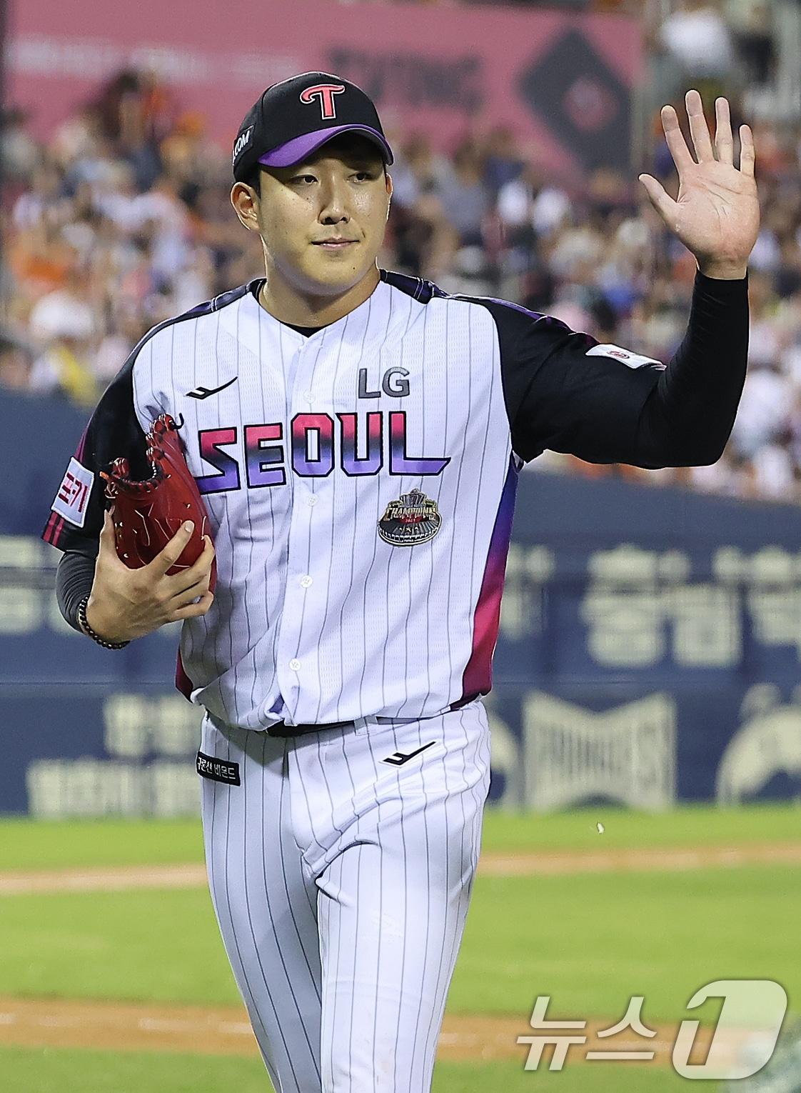 본문 이미지 - 6일 서울 송파구 잠실야구장에서 열린 '2024 신한 SOL 뱅크 KBO리그' 한화 이글스와 LG 트윈스의 경기, LG 선발 손주영이 7회초 이닝을 실점 없이 마친 뒤 오스틴과 하이파이브를 하고 있다. 2024.9.6/뉴스1 ⓒ News1 김진환 기자