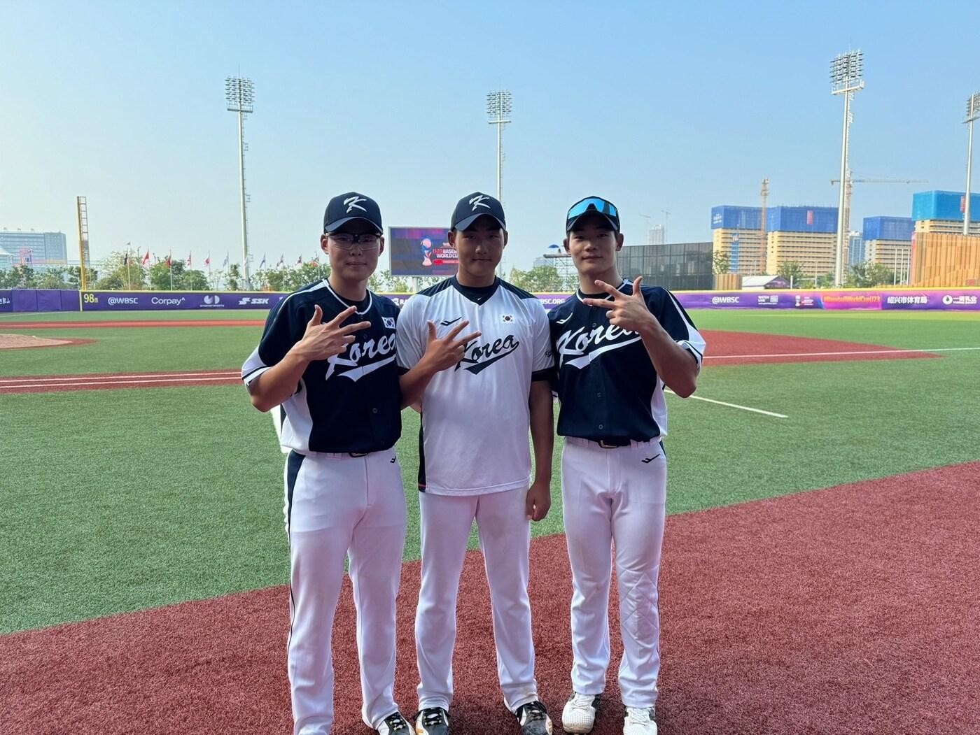 본문 이미지 -  왼쪽부터 송재영(롯데 자이언츠), 김태현(광주제일고), 정안석(한화 이글스) (KBSA 제공)