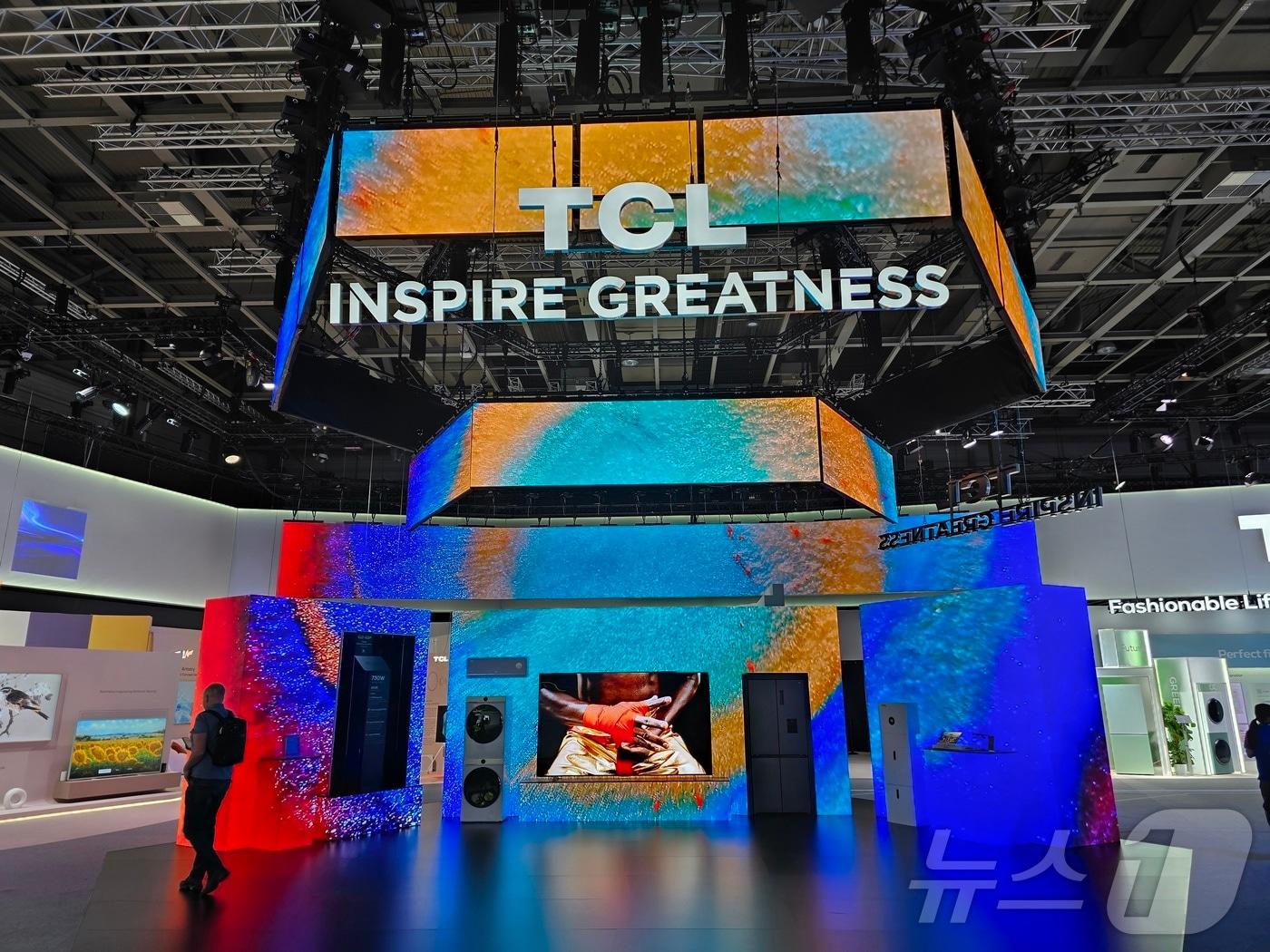 본문 이미지 - 유럽 최대 가전 전시회 IFA2024가 6일&#40;현지시간&#41; 개막했다. 중국 가전 기업 TCL은 &#39;inspire greatness&#39;라는 주제로 대규모 전시관을 꾸렸다. 2024. 9. 6/뉴스1 ⓒ News1 한재준 기자