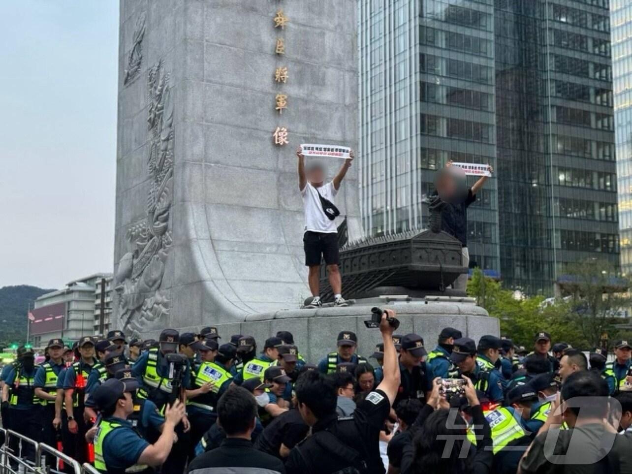 본문 이미지 - 6일 오후 7시쯤 민주노총 조합원 2명이 서울 광화문 광장의 이순신 동상에 올라가 시위를 벌이고 있다. 2024.09.06/뉴스1(민주노총 제공)