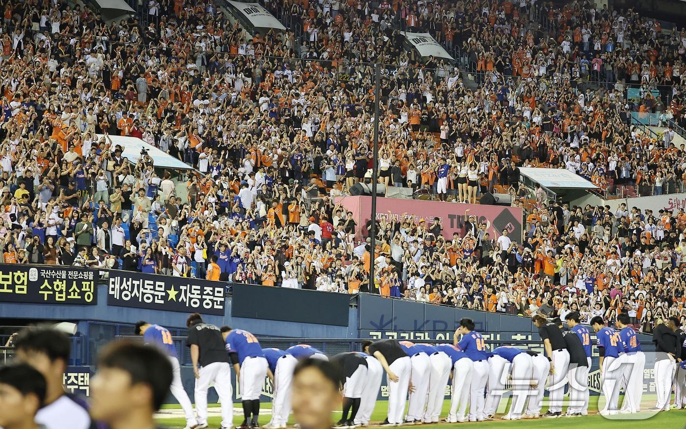 본문 이미지 - 6일 서울 송파구 잠실야구장에서 열린 '2024 신한 SOL 뱅크 KBO리그' 한화 이글스와 LG 트윈스의 경기, 3대1 승리를 거둔 한화 선수들이 팬들에게 인사하고 있다. 2024.9.6/뉴스1 ⓒ News1 김진환 기자
