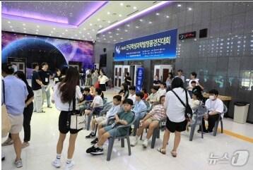 본문 이미지 - <strong>전남도교육청창의융합교육원</strong>(원장 장기명)- '제45회 전국학생과학발명품경진대회'에서 특상 4명, 우수상 5명, 장려상 9명이 수상하는 영예를 안았다. 대회에는 전국 17개 시·도 예선을 통해 선발된 299명이 출전했다.(전남교육청 제공)/뉴스1 