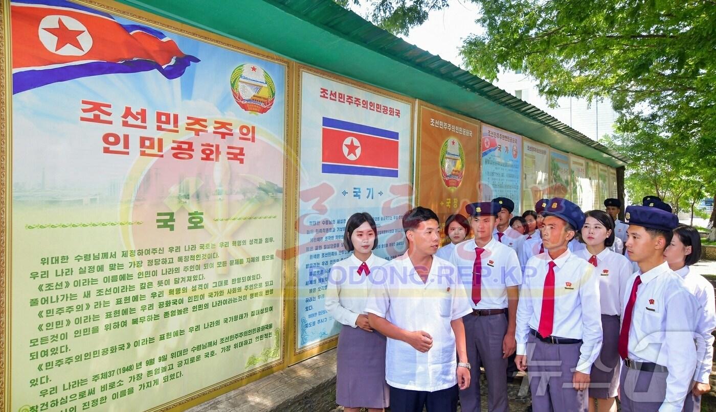 본문 이미지 - (평양 노동신문=뉴스1) = 북한 노동당 기관지 노동신문은 7일 "국가상징물을 통한 교양사업을 실속있게해야 한다＂라면서 한덕수평양경공업대학을 조명했다. [국내에서만 사용가능. 재배포 금지. DB 금지. For Use Only in the Republic of Korea. Redistribution Prohibited] rodongphoto@news1.kr