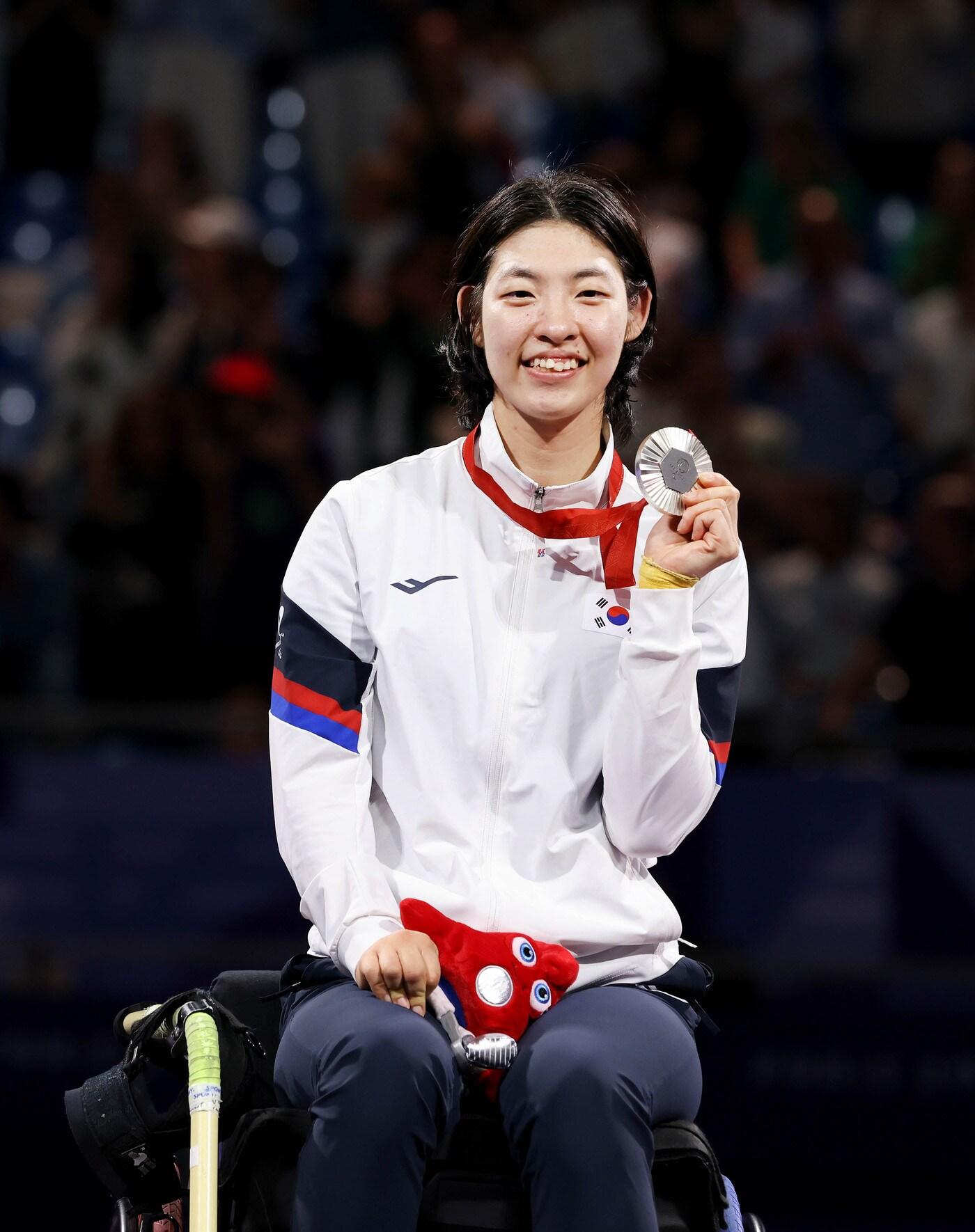 본문 이미지 - 권효경이 2024 파리 패럴림픽에서 휠체어펜싱 에페 여자 개인전 은메달을 목에 걸었다. (대한장애인체육회 제공)