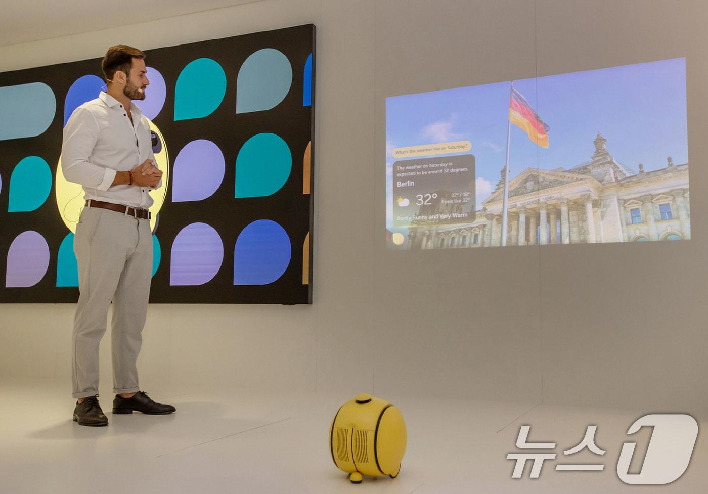 삼성전자는 독일 베를린에서 열린 유럽 최대 가전 전시회 'IFA 2024'에서 '모두를 위한 AI(AI for All)' 주제로 참가해, AI 기술 혁신을 통해 진화한 연결 경험을 유럽 시장에 선보였다고 지난해 9월 7일 밝혔다. 사진은 삼성전자 전시관에서 AI 홈 컴패니언(AI Home Companion) '볼리'를 시연하고 있는 모습. (삼성전자 제공) 2024.9.7/뉴스1