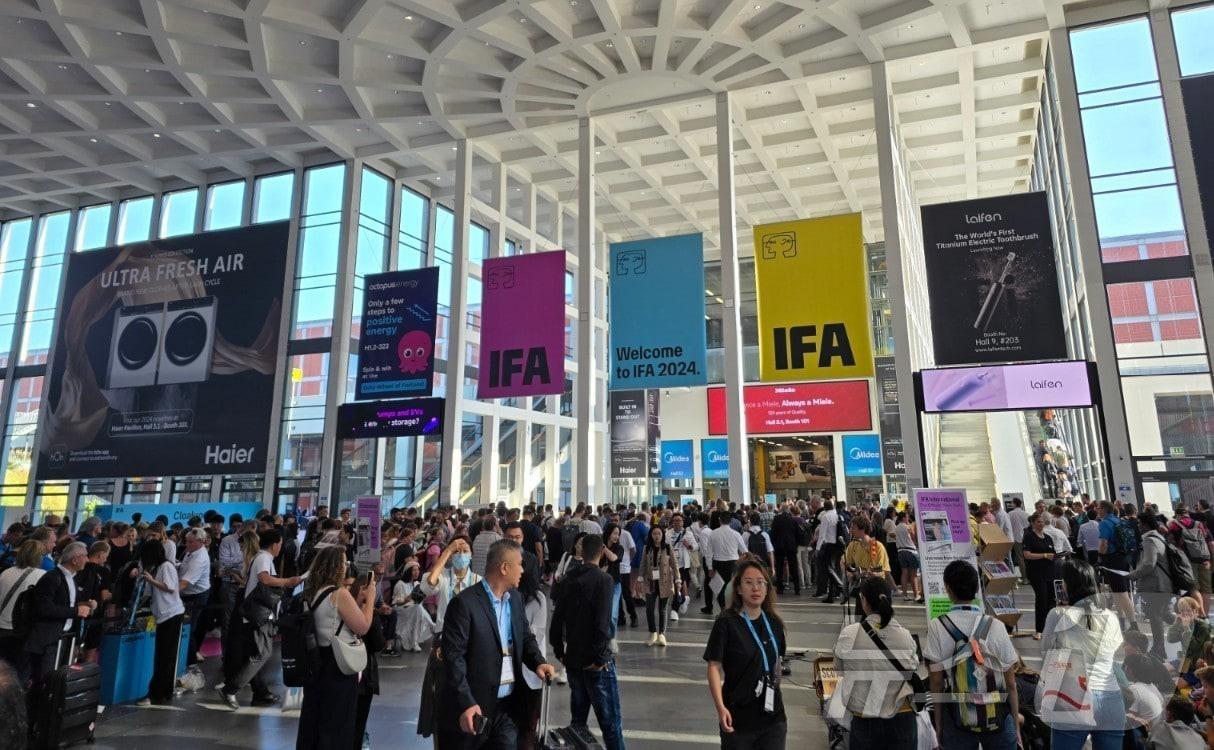 본문 이미지 - 유럽 최대 가전 전시회 'IFA 2024' 개막 첫날인 6일(현지시간) 독일 베를린의 메세 베를린 전시관이 관람객으로 붐비고 있다. 2024. 9. 6/뉴스1 ⓒ News1 한재준 기자
