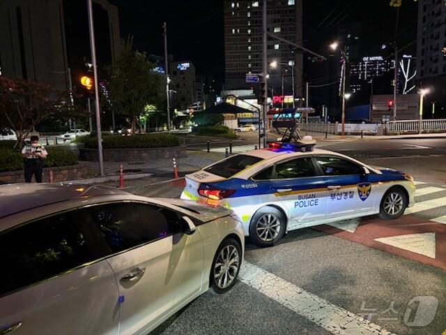 본문 이미지 - 7일 오전 1시43분쯤 부산진구 전포동 한 도로에서 음주운전 차량이 순찰차를 들이받았다. 사진은 사고 현장모습(부산진경찰서 제공)