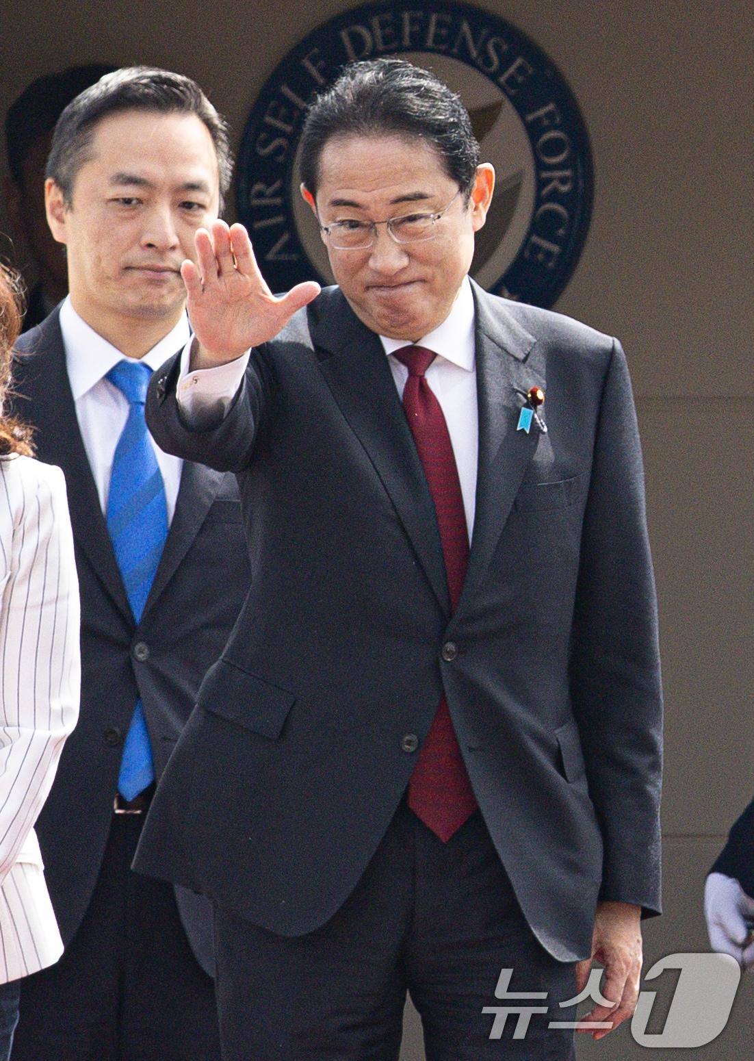 본문 이미지 - 기시다 후미오 일본 총리와 아내 유코 여사가 7일 오전 경기 성남 서울공항을 통해 출국하고 있다. 2024.9.7/뉴스1 ⓒ News1 이재명 기자