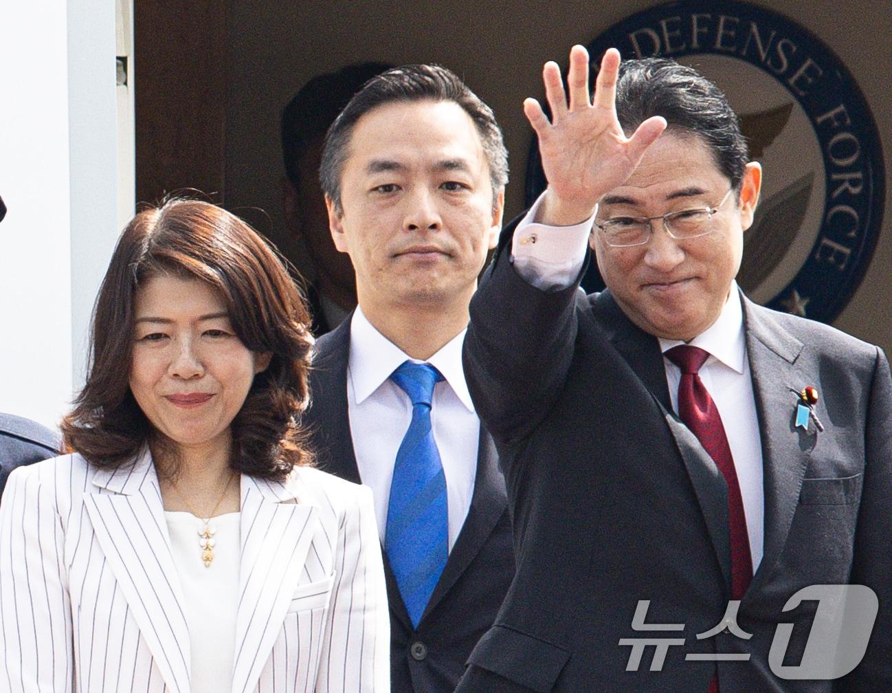 본문 이미지 - 기시다 후미오 일본 총리와 아내 유코 여사가 7일 오전 경기 성남 서울공항을 통해 출국하고 있다. 2024.9.7/뉴스1 ⓒ News1 이재명 기자
