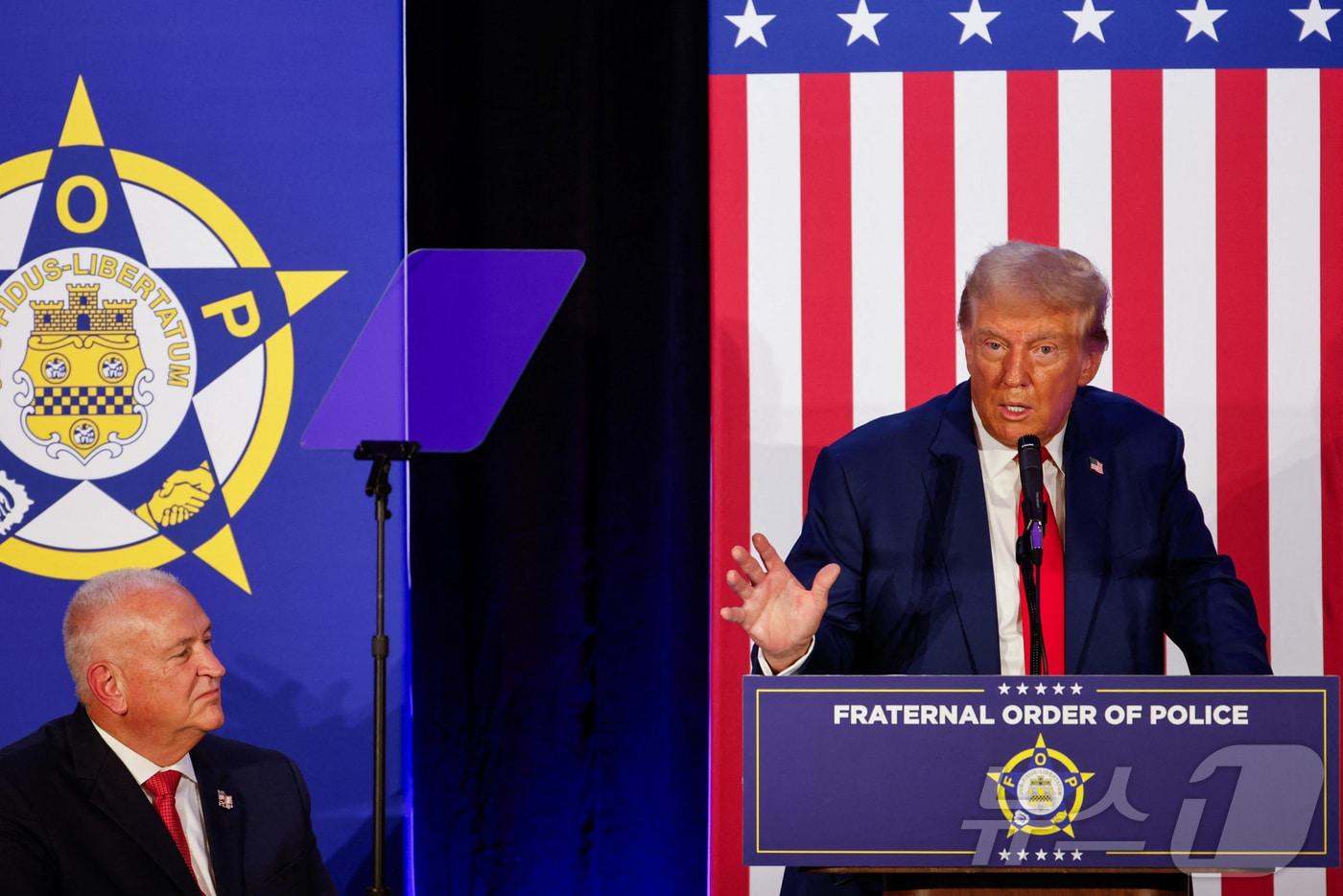 본문 이미지 - 6일(현지시간) 미국 노스캐롤라이나주(州)에서 열린 경찰공제조합 행사에서 공화당 대선 후보인 도널드 트럼프 전 대통령이 연설하고 있다. 2024.09.06. ⓒ 로이터=뉴스1 ⓒ News1 조소영 기자