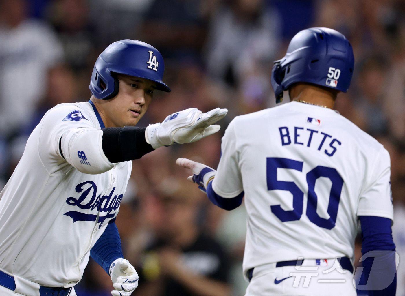 본문 이미지 - LA 다저스 오타니 쇼헤이(왼쪽) ⓒ AFP=뉴스1