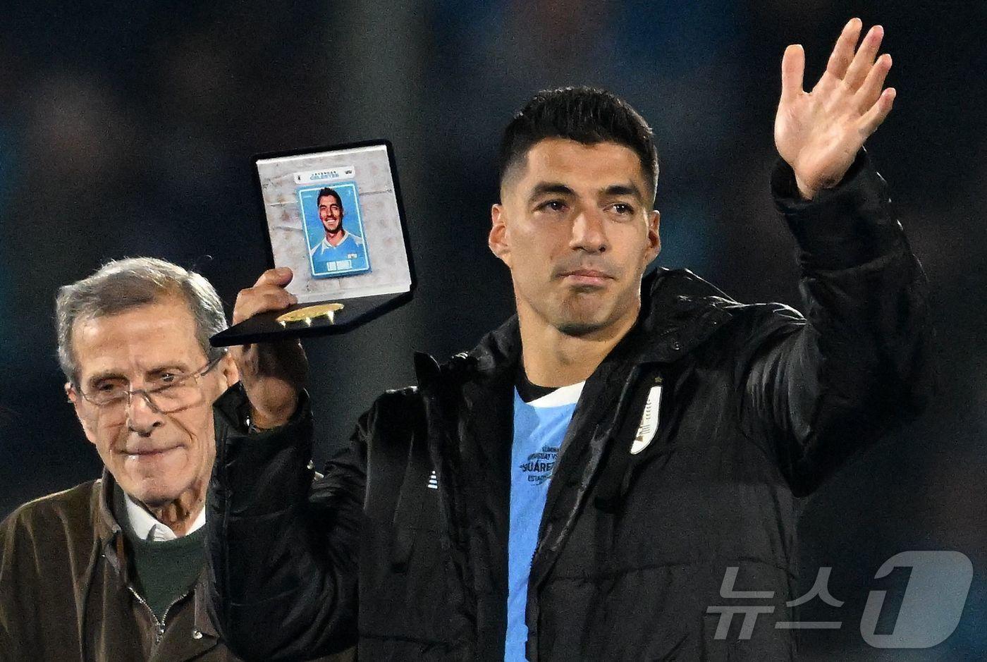 우루과이의 공격수 루이스 수아레스가 7일(한국시간) 우루과이 몬테비데오에서 열린 2026 북중미 월드컵 남미 예선 파라과이전을 마친 뒤 국가대표 은퇴식을 했다. ⓒ AFP=뉴스1