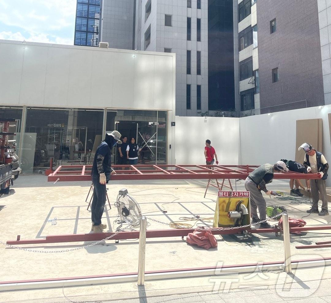 본문 이미지 -  서울 성동구 성수동 연무장길에서 팝업스토어 공사가 진행 중이다. 2024.9.6/뉴스1 ⓒ News1 임여익 기자