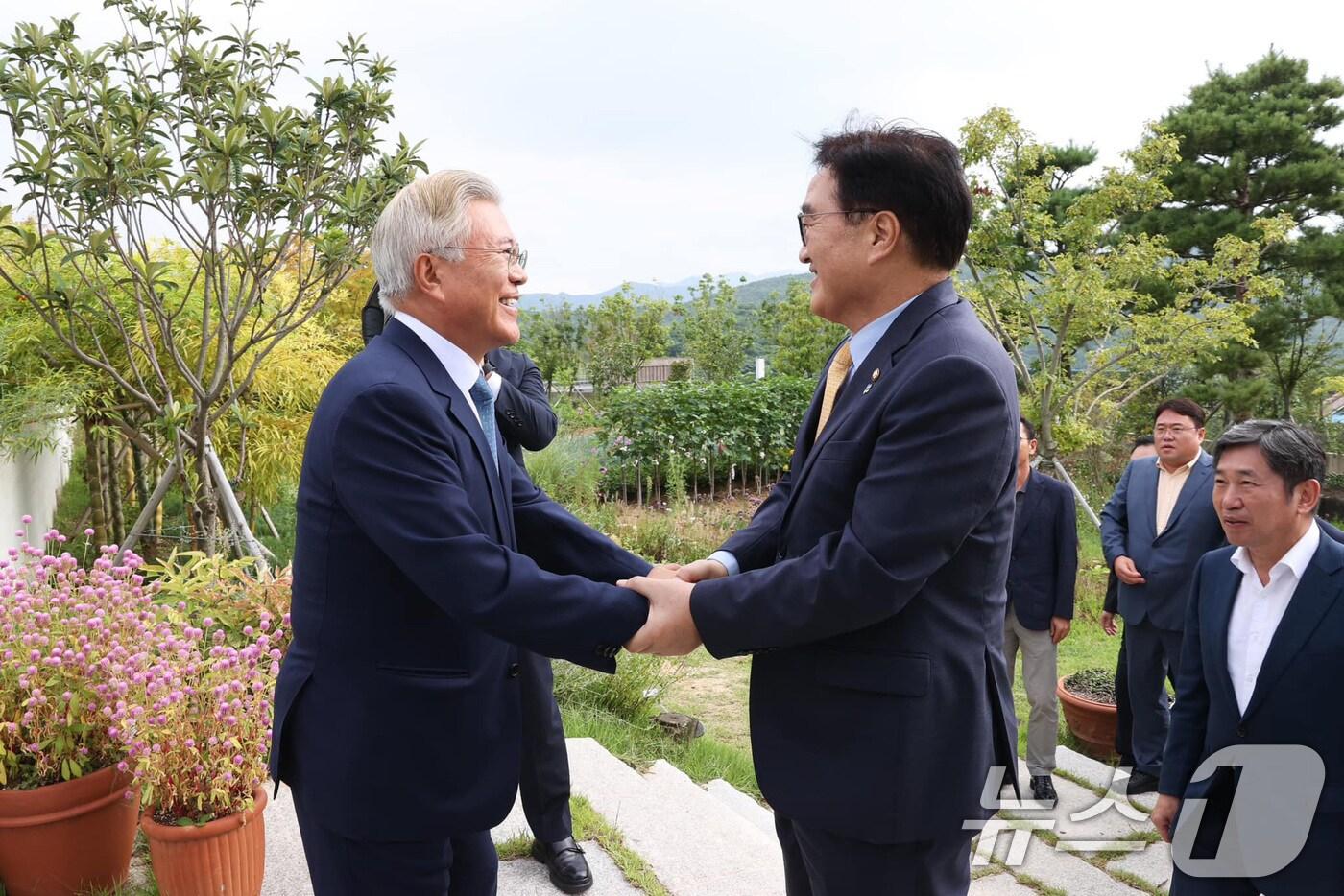 우원식 국회의장이 7일 경남 양산 평산마을에서 문재인 전 대통령을 예방해 인사하고 있다. &#40;우원식 국회의장 페이스북 캡쳐&#41; 2024.9.7/뉴스1