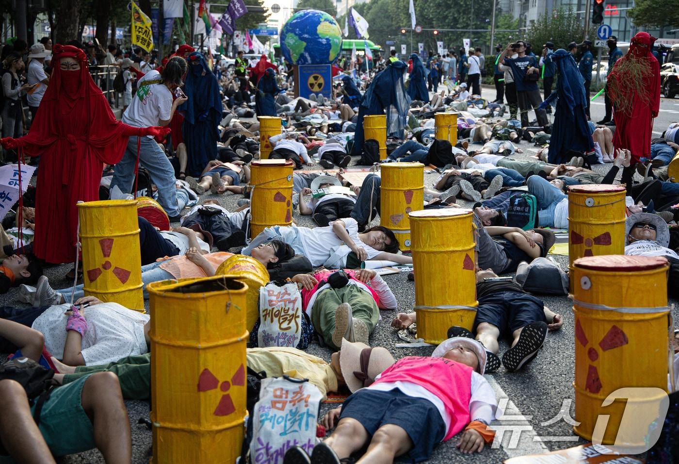 본문 이미지 - 기후정의행진에서 참가자들이 '원자력 발전 반대' 퍼포먼스를 하고 있다. 2024.9.7/뉴스1 ⓒ News1 이재명 기자