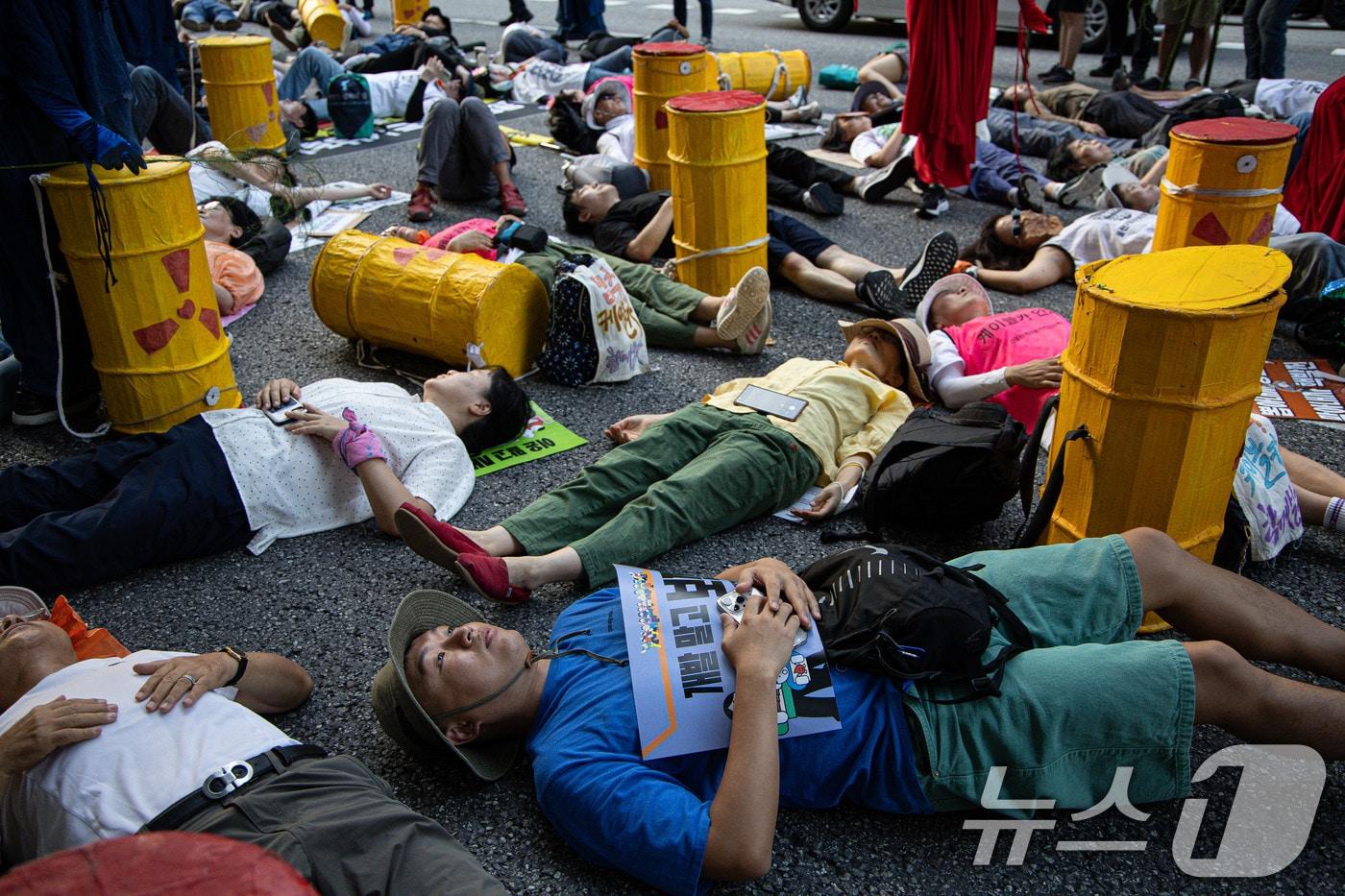 본문 이미지 - 기후정의행진에서 참가자들이 다이인(die-in) 퍼포먼스를 하고 있다. 2024.9.7 ⓒ 뉴스1 이재명 기자