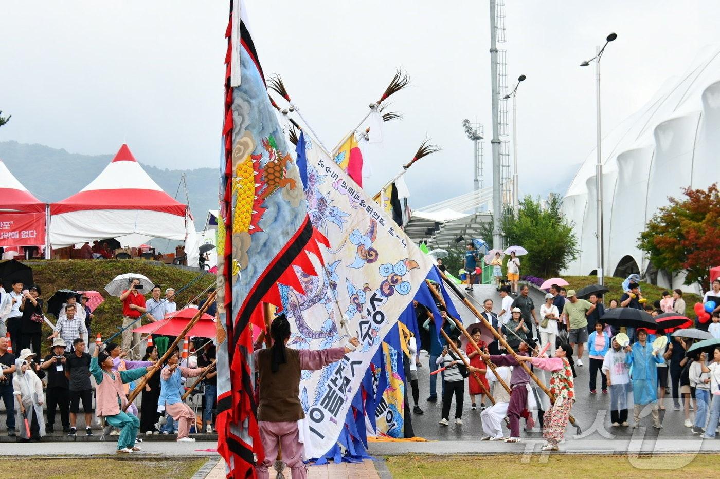본문 이미지 - 7일 장수 레드푸드 페스티벌 축제 모습. '빨간 맛으로의 초대'를 주제로 펼쳐지는 축제는 오는 8일까지 이어진다. (장수군 제공) 2024.9.7/뉴스1