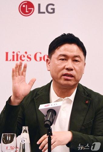 본문 이미지 - 류재철 LG전자 H&A사업본부장 사장이 5일(현지시간) 독일 베를린에서 기자간담회를 열고 AI홈 사업 전략을 발표하고 있다.(LG전자 제공) 2024. 9. 5/뉴스1 ⓒ News1 한재준 기자