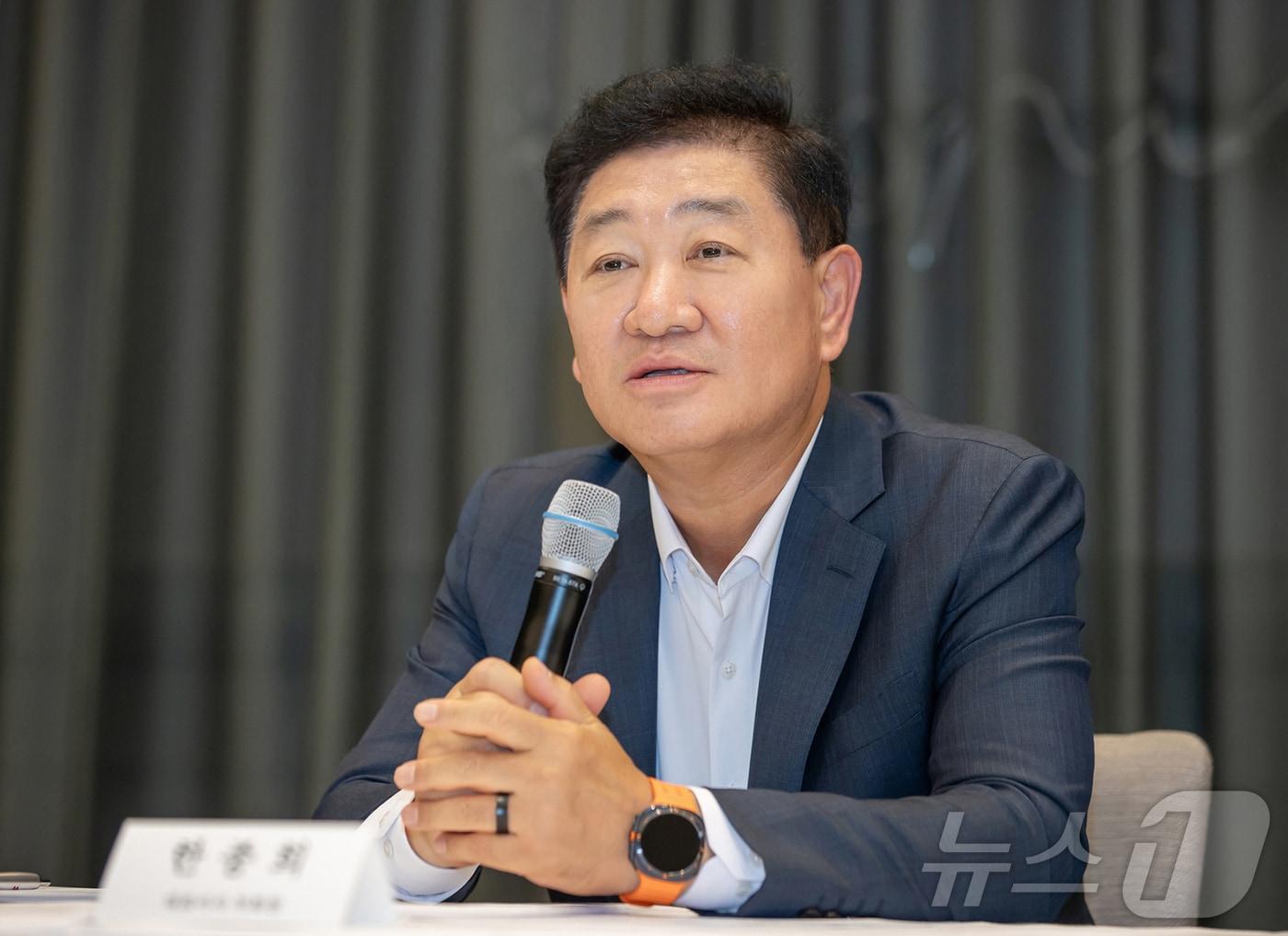 본문 이미지 - 한종희 삼성전자 대표이사 부회장이 7일(현지시간) 'IFA2024'가 열린 독일 베를린에서 기자 간담회를 갖고 AI 가전을 통한 고객 사용 경험의 패러다임 전환을 설명하고 있다.(삼성전자 제공) 2024. 9. 7/뉴스1 ⓒ News1 한재준 기자