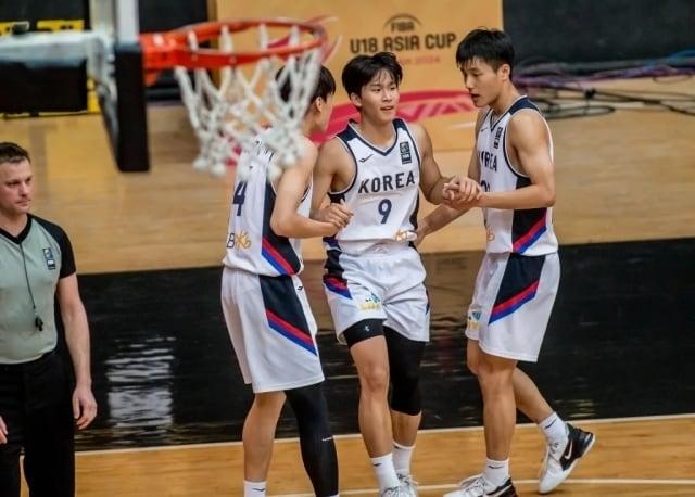 본문 이미지 - 아시아컵 8강에서 탈락한 한국 U-18 남자 농구대표팀. (FIBA 제공) 