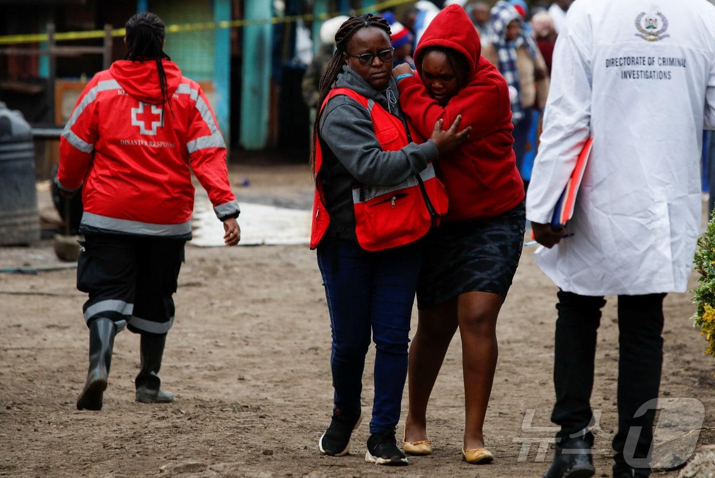 본문 이미지 - 6일(현지시간) 케냐 니에리의 힐사이드 엔다라샤 아카데미 남학생 기숙사에서 일어난 화재로 사망한 피해자의 학부모가 현장을 찾고 있다. 2024.09.06 ⓒ 로이터=뉴스1 ⓒ News1 정지윤 기자