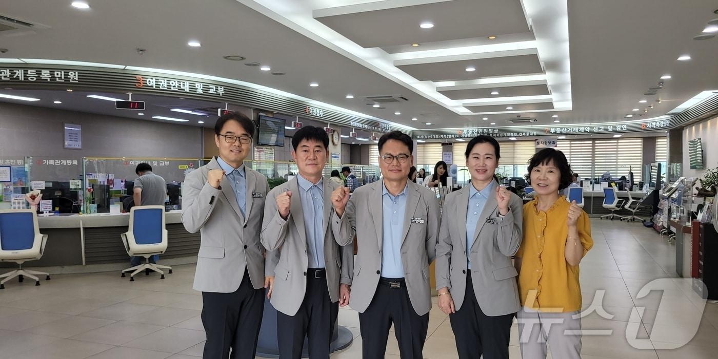 본문 이미지 - 팀장들로 구성된 구미시 원스톱 민원팀이 화이티팅을 외치고 있다.(구미시 제공) 2024.9.8/뉴스1