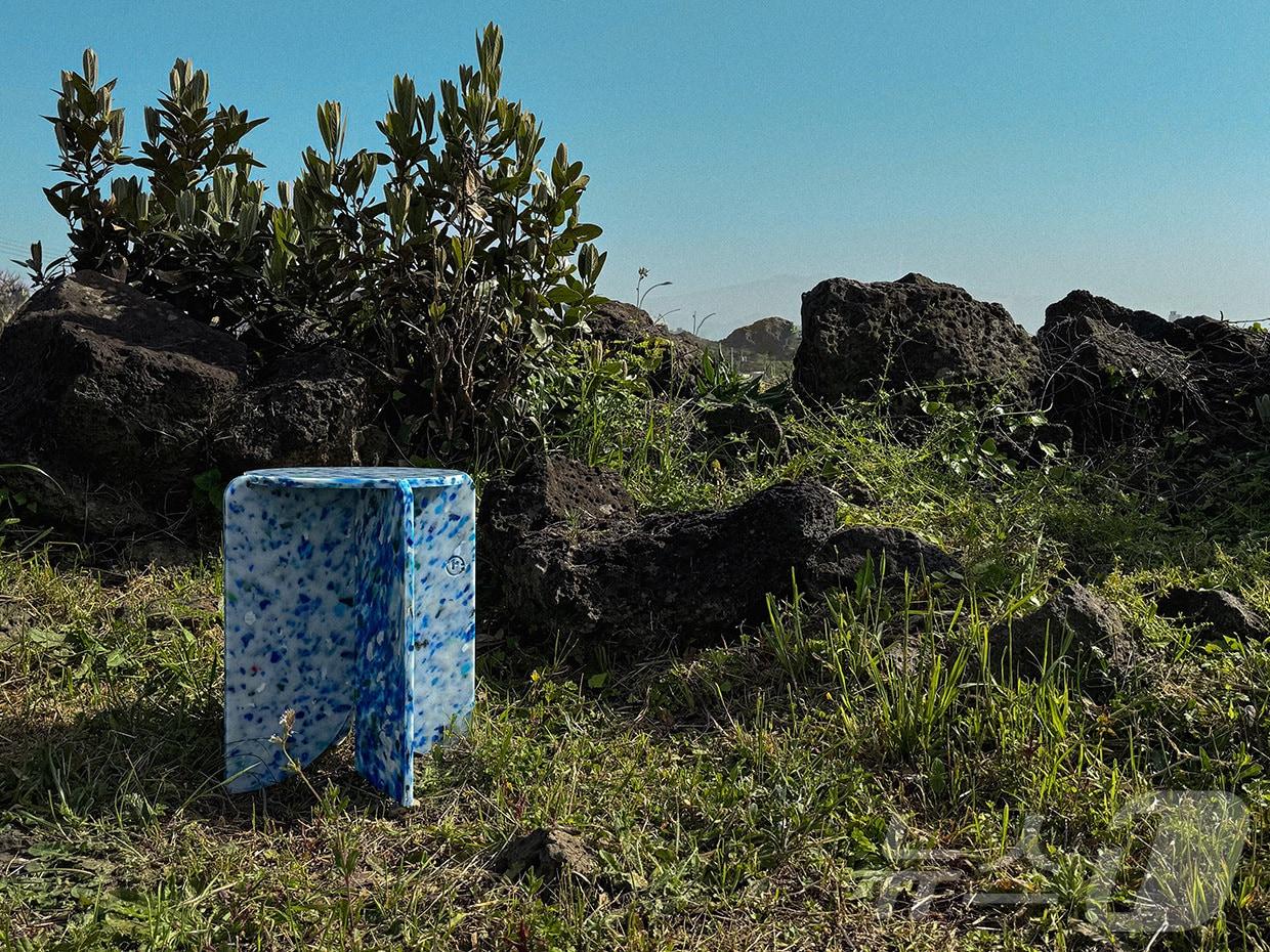 본문 이미지 - 리어플라스틱의 '1520스툴'. 리어플라스틱(Reer Plastic)은 리맨들러 플라스틱(Remandler Plastic)의 약자로, 리맨들러는 다시를 뜻하는 영어 접두사 'Re'와 만들다의 제주어 '맨들다'를 합성해 '다시 만든다'는 뜻을 담고 있다.(리어플라스틱 제공)