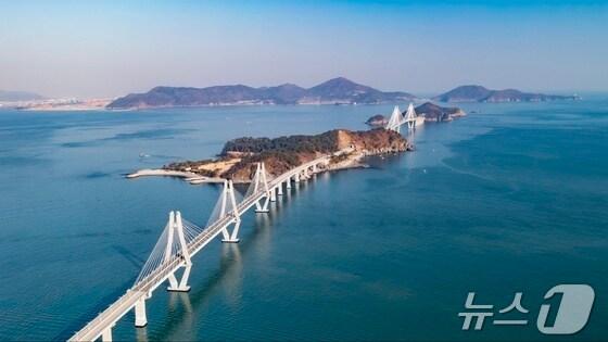 본문 이미지 - 거가대교.(거제시 제공)