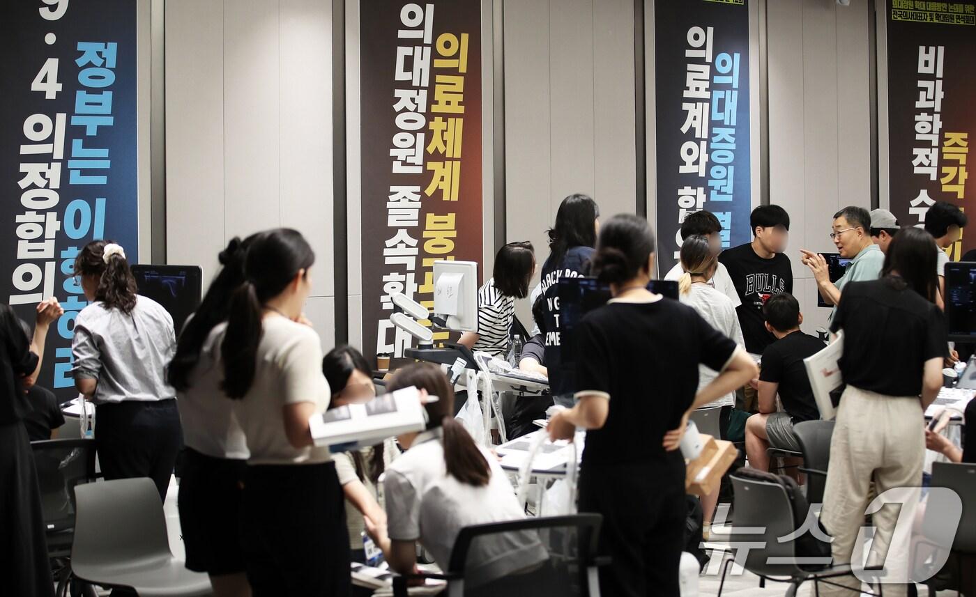 본문 이미지 - 8일 오전 서울 용산구 대한의사협회 대강당에서 열린 '사직 전공의들을 위한 근골격계 초음파 연수강좌'에서 사직 전공의들이 초음파 진단 실습을 하고 있다. 2024.9.8/뉴스1 ⓒ News1 오대일 기자