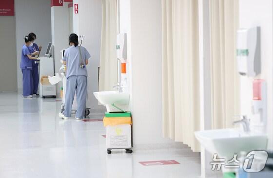 본문 이미지 - 서울 성북구 고려대학교 안암병원에서 의료진이 치료를 준비하고 있다.(공동취재)/뉴스1 김도우 기자