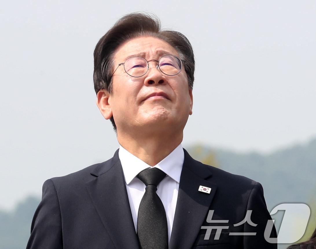 본문 이미지 - 이재명 더불어민주당 대표가 8일 오전 경남 김해시 진영읍 봉하마을을 찾아 고 노무현 전 대통령 묘역을 참배하고 있다. 2024.9.8/뉴스1 ⓒ News1 윤일지 기자