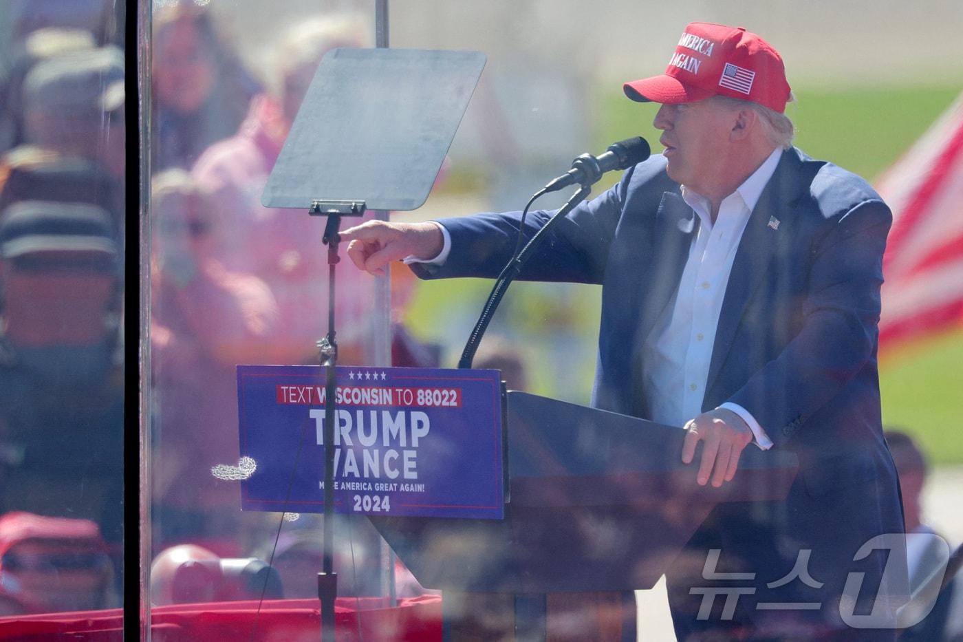 미국 공화당 대선 후보인 도널드 트럼프 전 대통령이 7일 (현지시간) 위스콘신주 모시니에서 열린 선거 유세서 “우리는 '관세 국가'가 될 것이다. 동맹국이든 적성국이든 관계없이 관세를 무기로 한 강력한 보호주의 무역 정책을 펼 것”이라고 밝히고 있다. 2024.09.08 ⓒ 로이터=뉴스1 ⓒ News1 우동명 기자