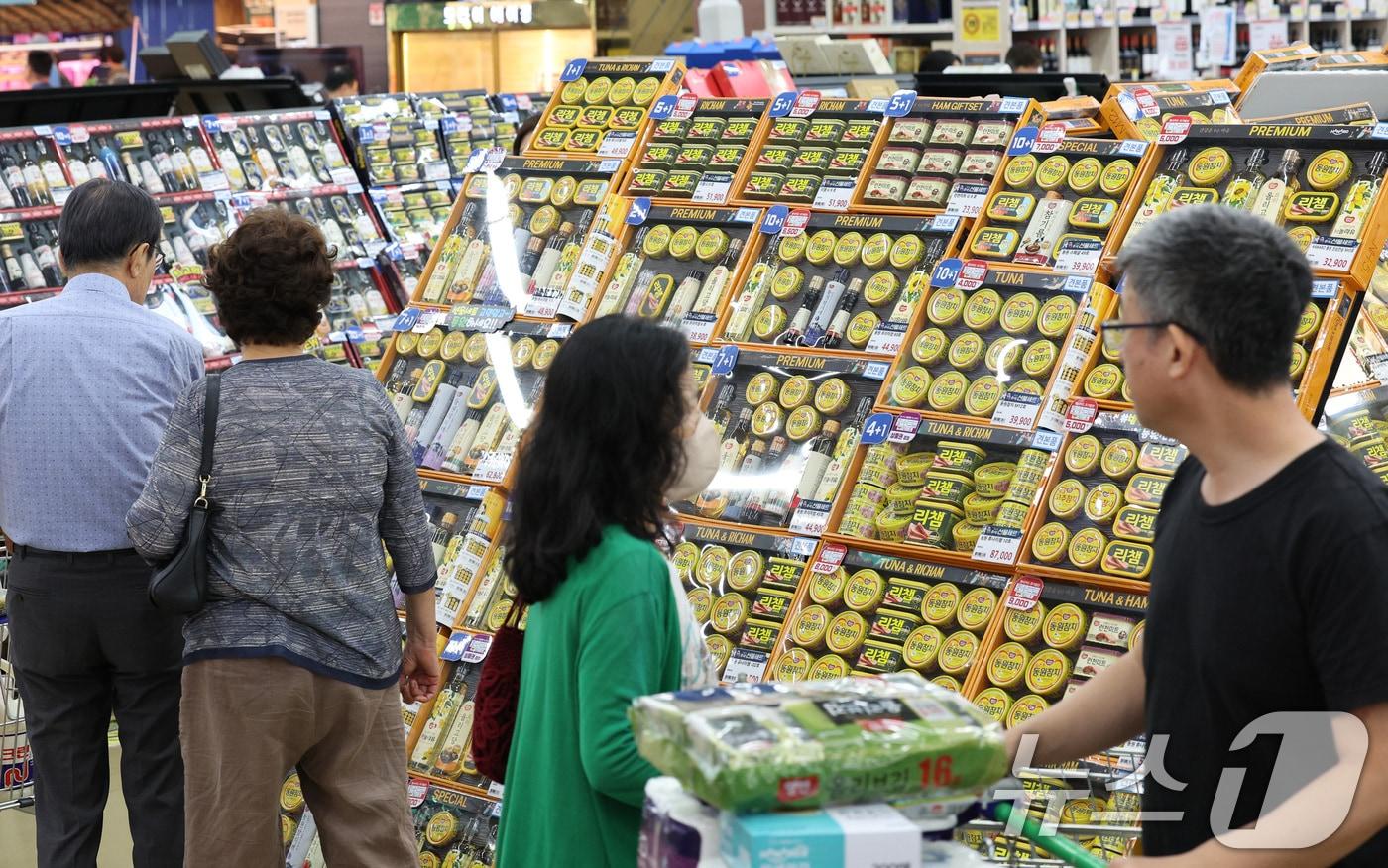 지난 추석을 앞두고 서울 서초구 하나로마트 양재점에서 시민들이 추석 선물세트를 고르고 있다. /뉴스1 ⓒ News1 