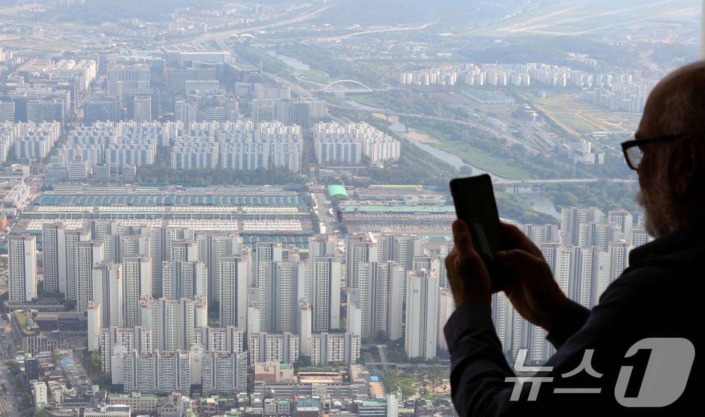 서울 송파구 롯데월드타워 서울스카이에서 아파트 단지가 보이고 있다. 2024.9.8/뉴스1 ⓒ News1 박정호 기자