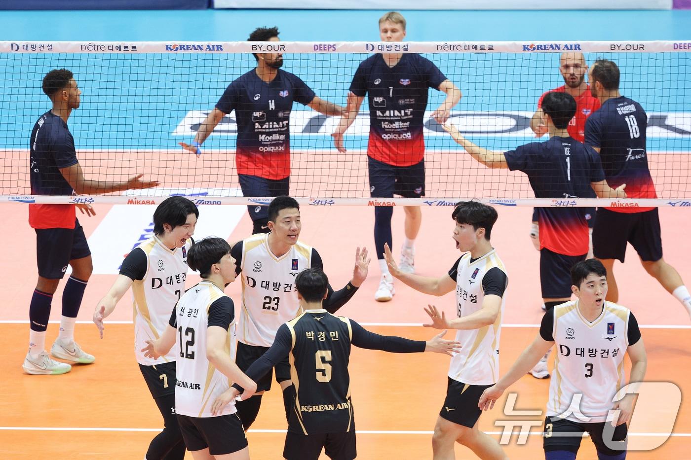 본문 이미지 - 8일 오후 경기 수원체육관에서 열린 2024 한국-이탈리아 남자배구 글로벌 슈퍼매치 수원대회 베로 발리 몬차와 팀 코보 올스타의 경기에서 루카 마르틸라가 스파이크 공격을 하고 있다. 2024.9.8/뉴스1 ⓒ News1 신웅수 기자