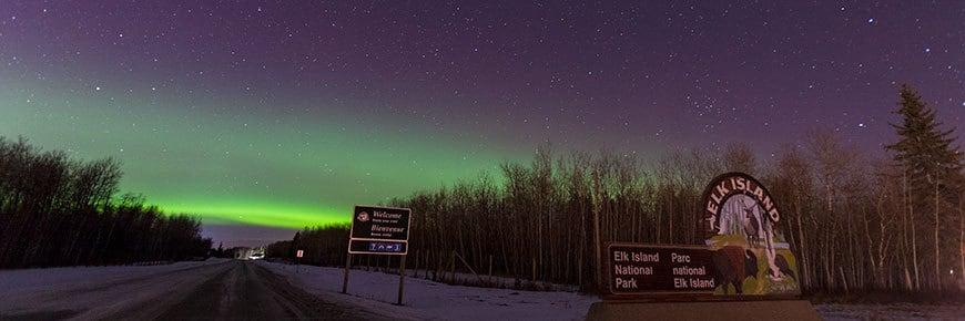 본문 이미지 - 어두워진 후에 엘크 아일랜드 국립공원&#40;Elk Island National Park&#41;을 방문하여 도시의 불빛에서 멀리 떨어진 별이 총총한 하늘의 아름다움을 감상할 수 있다. 담요 위에 누워 은하수와 오로라의 광경을 감상하거나 아이들과 함께 별을 세어보는 추억을 즐길 수 있다. 하지만 요즘 관광객의 급증으로 폐쇄되고 있는 관측 지점이 늘어나고 있다. 2024.09.07/&lt;출처: 캐나다 정부 홈페이지&gt;