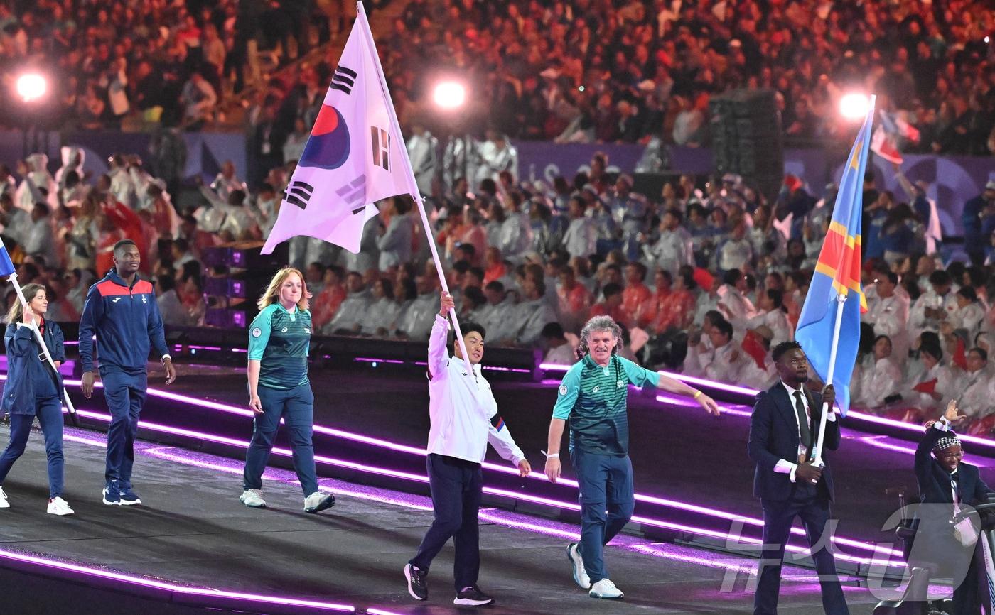 9일(한국시간) 프랑스 생드니 스타드 드 프랑스에서 열린 2024 파리 패럴림픽 폐회식에서 기수 최용범이 입장하고 있다. 2024.9.9/뉴스1 ⓒ News1 사진공동취재단