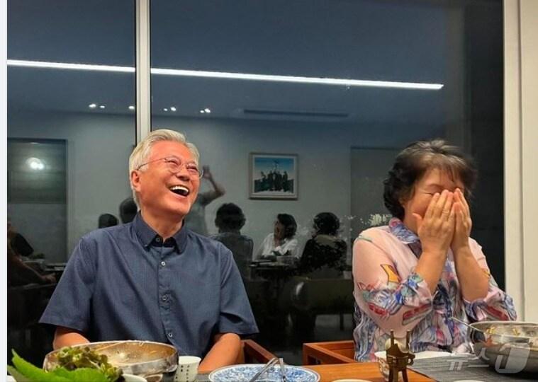 본문 이미지 - 탁현민 전 청와대 의전비서관이 문재인 전 대통령과 김정숙 여사가 저녁 식사 도중 웃음을 터뜨리고 있는 모습을 자신의 SNS에 소개했다. (SNS 갈무리) ⓒ 뉴스1 