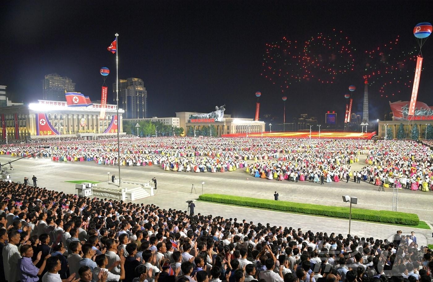 (평양 노동신문=뉴스1) = 북한 노동당 기관지 노동신문은 9일 조선민주주의인민공화국 창건(정부수립일) 76돌 경축집회 및 야회가 김일성광장에서 진행됐다고 보도했다.[국내에서만 사용가능. 재배포 금지. DB 금지. For Use Only in the Republic of Korea. Redistribution Prohibited] rodongphoto@news1.kr