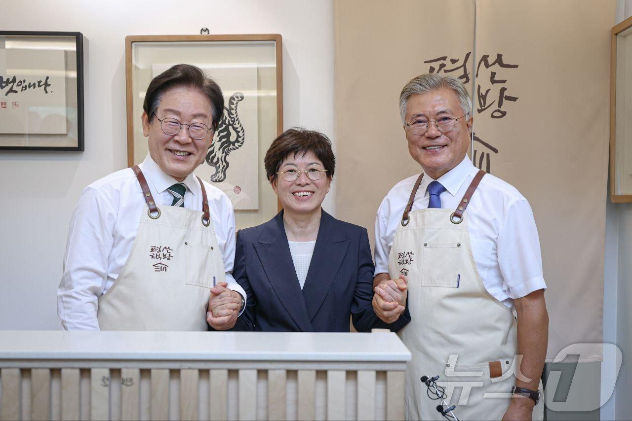 본문 이미지 - 8일 문재인 전 대통령이 경남 양산 평산마을 사저를 예방한 이재명 더불어민주당 대표, 김경지 부산 전 금정지역위원장과 손을 맞잡고 있다. &#40;SNS 갈무리&#41; ⓒ 뉴스1 