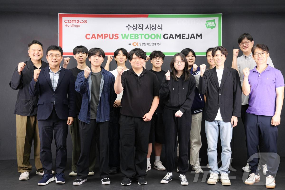 본문 이미지 - 정철호 컴투스홀딩스 대표, 손경현 컴투스홀딩스 본부장, 노승연 네이버웹툰 실장, 이동후·염동현·최부호 청강문화산업대학교 교수 등이 기념사진을 찍고 있다.(컴투스홀딩스 제공) 참여)