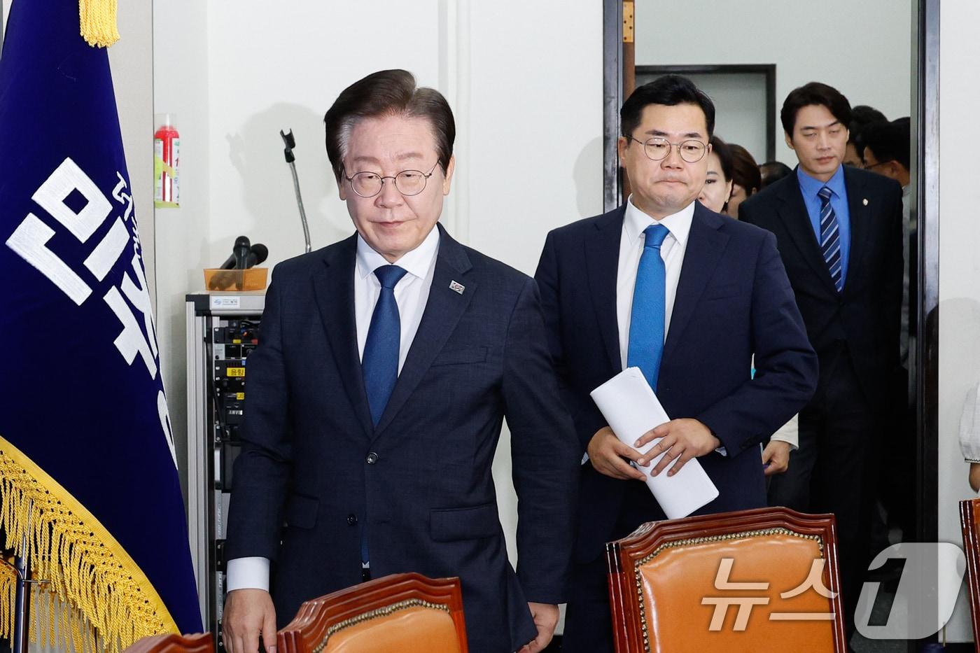 본문 이미지 - 이재명 더불어민주당 대표(왼쪽부터), 박찬대 원내대표가 9일 오전 서울 여의도 국회에서 열린 최고위원회의에 입장하고 있다. 2024.9.9/뉴스1 ⓒ News1 안은나 기자