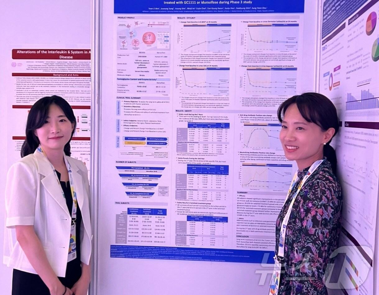 본문 이미지 -  삼성서울병원 소아청소년 내분비유전대사분과 조성윤 교수(오른쪽), 삼성서울병원 소아청소년 내분비유전대사분과 안윤지 임상강사(왼쪽)(녹십자 제공)/뉴스1 ⓒ News1