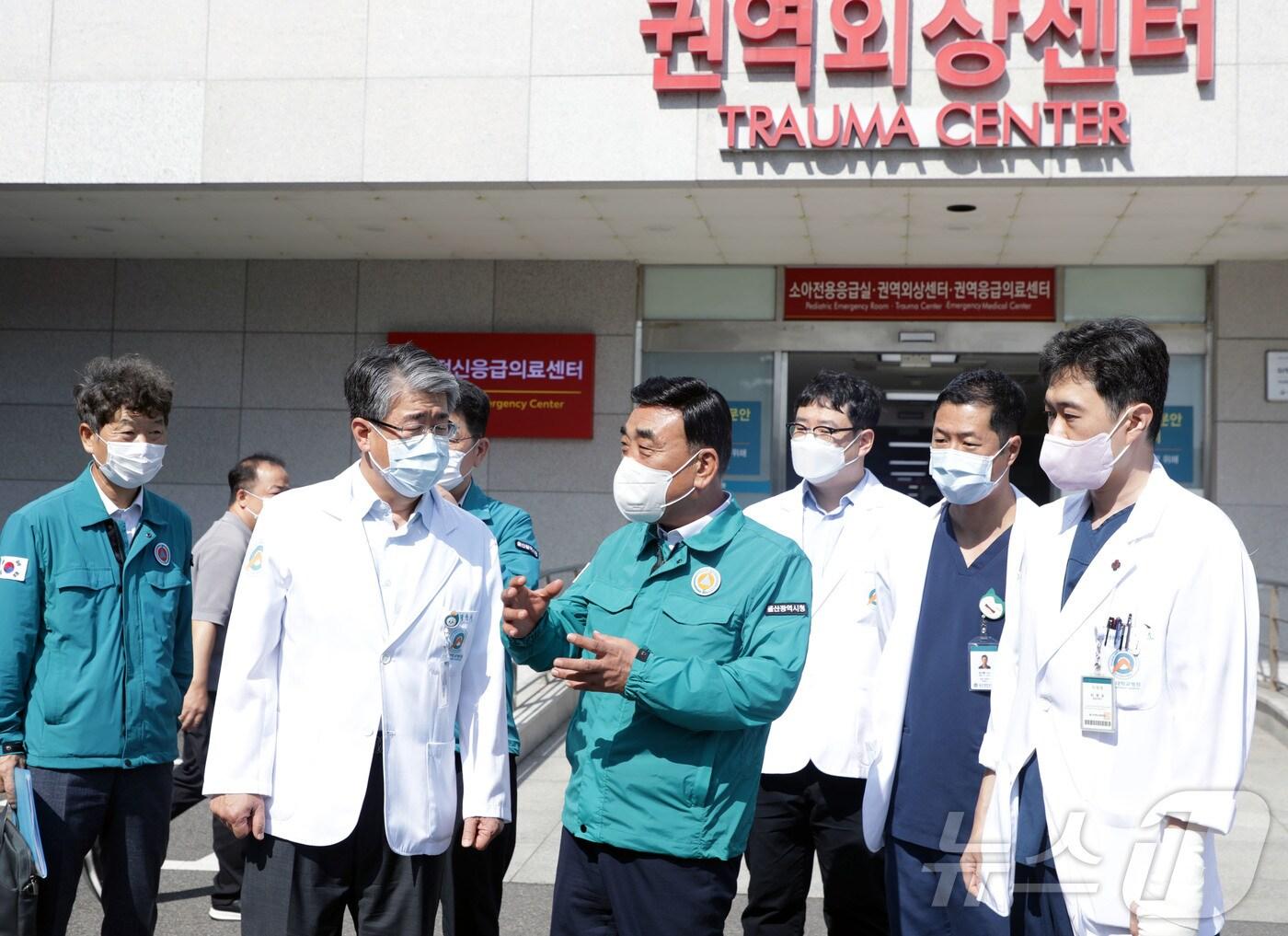 본문 이미지 - 김두겸 울산시장이 9일 추석을앞두고 울산대학교병원을 찾아 응급의료체계 격려 및 응급의료대응체계 유지를 당부하고 있다.2024.9.9/뉴스1 ⓒ News1 김지혜 기자