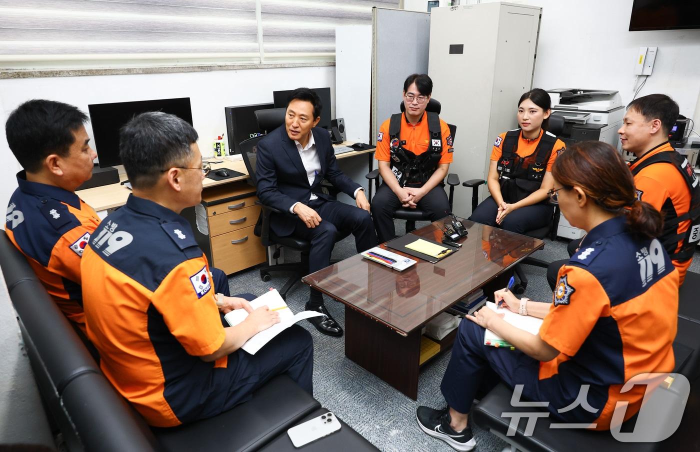 본문 이미지 - 오세훈 서울시장이 9일 오전 의료공백 장기화에 따른 현장 구급대원 격려 차 서울 중구 중부소방서 회현119 안전센터를 방문해 구급대원들과 간담회를 하고 있다. 2024.9.9/뉴스1 ⓒ News1 김명섭 기자