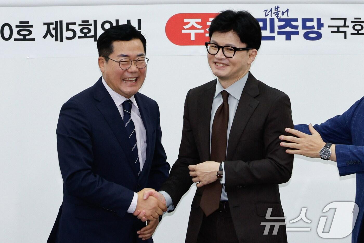 본문 이미지 - 한동훈 국민의힘 대표(오른쪽)와 박찬대 더불어민주당 원내대표가 9일 서울 여의도 국회에서 열린 '지역당 부활과 정당정치 활성화를 위한 국회토론회'에 참석해 악수하고 있다. 2024.9.9/뉴스1 ⓒ News1 안은나 기자