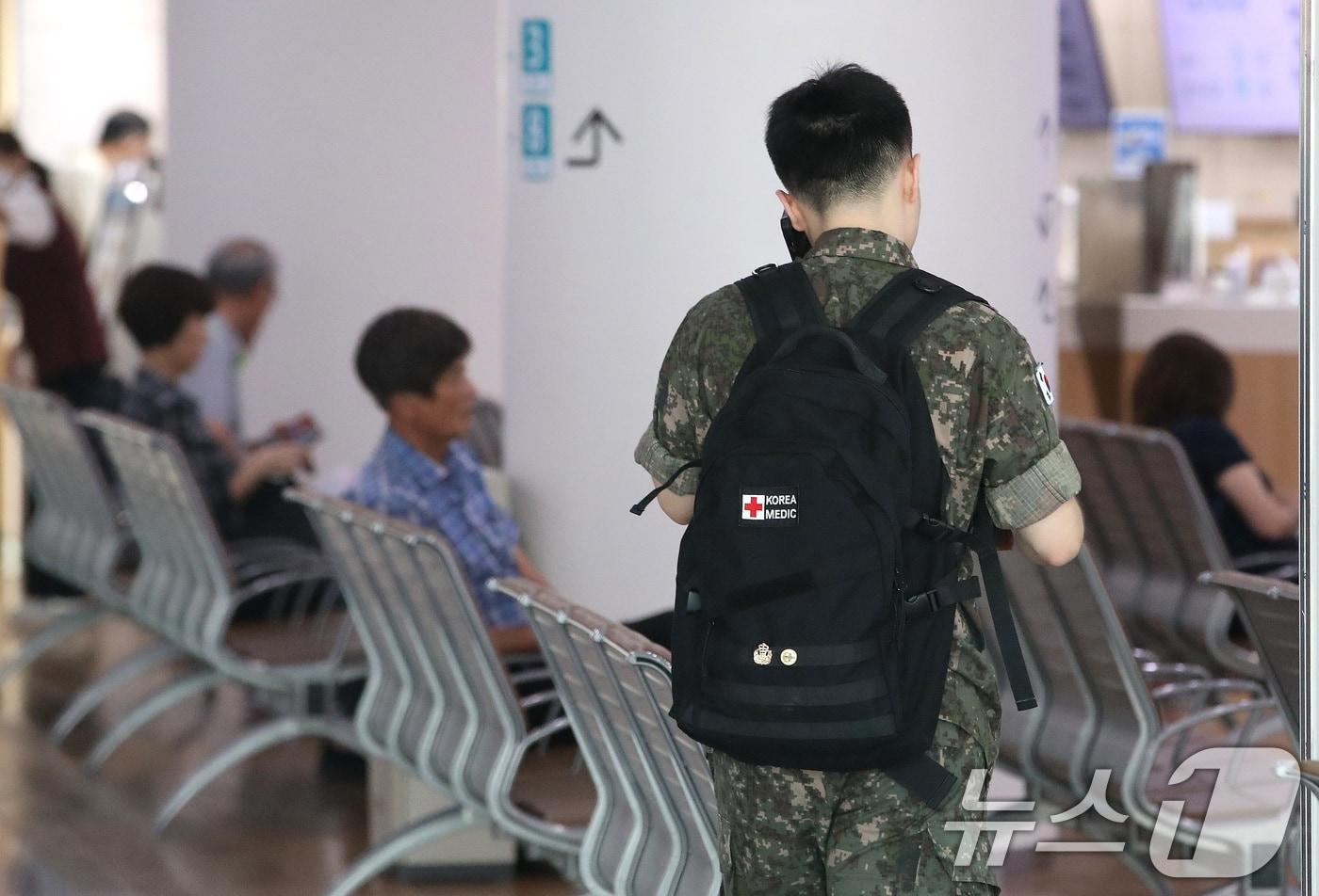 서울 시내의 한 대학병원에서 군인이 지나가고 있다.  2024.9.9/뉴스1 ⓒ News1 임세영 기자