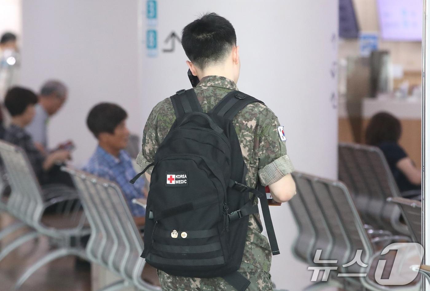 본문 이미지 - 서울 시내의 한 대학병원에서 군인이 지나가고 있다. (사진은 기사 내용과 무관함) / ⓒ 뉴스1 임세영 기자