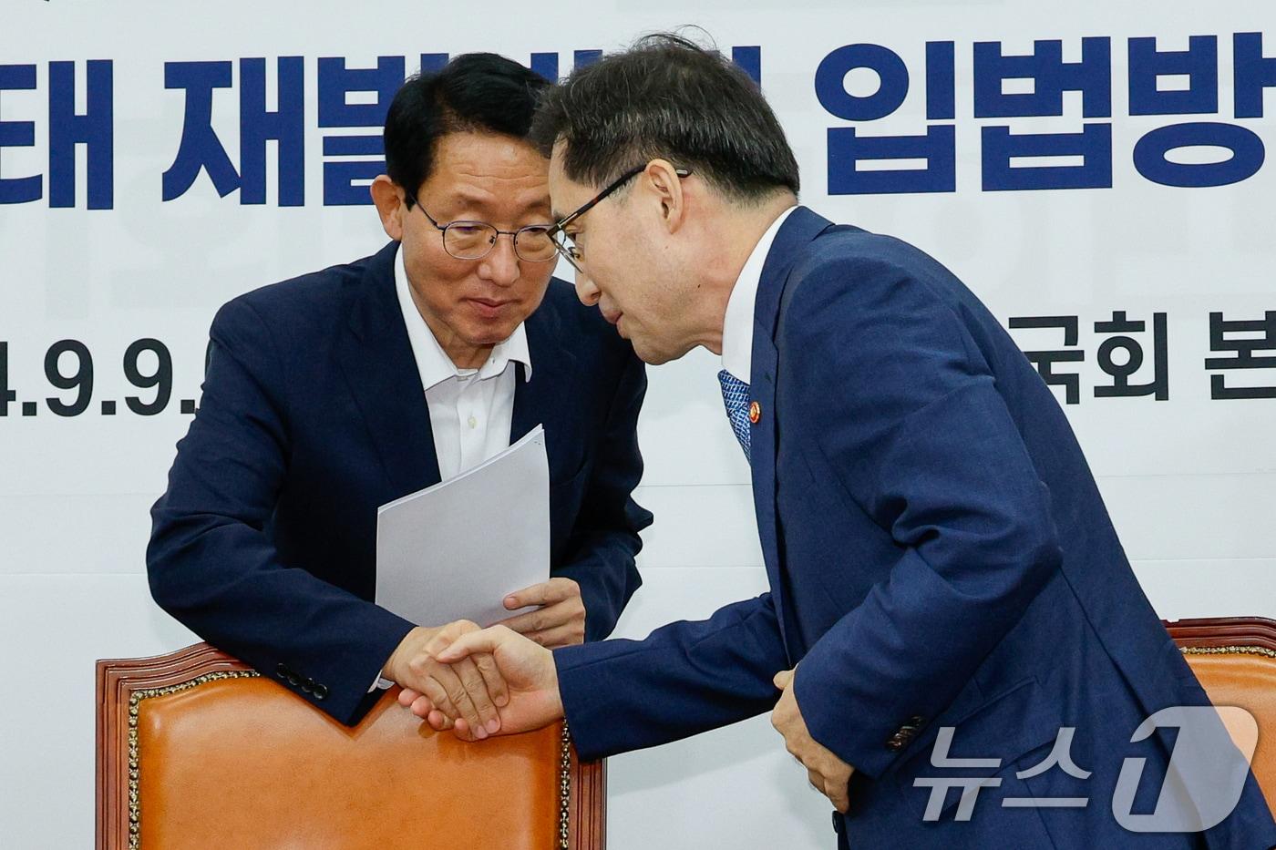 김상훈 국민의힘 정책위의장(왼쪽)과 한기정 공정거래위원장이 9일 서울 여의도 국회에서 열린 '플랫폼 공정경쟁 촉진 및 티몬·위메프사태 재발방지 입법방향 당정협의회'에 참석해 인사를 나누고 있다. 2024.9.9/뉴스1 ⓒ News1 안은나 기자